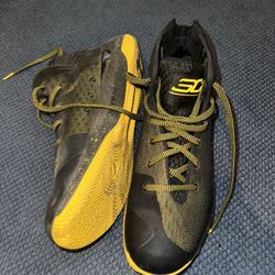 Under Armour Basketball/Training Shoes – Men’s 9.5 – Excellent Condition