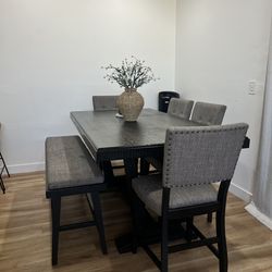 Dinning table an chairs.