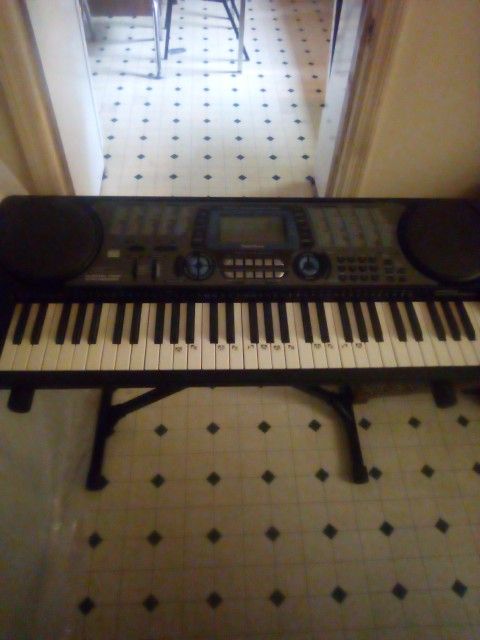 Black in white keyboard with the stand that, Gos to It .