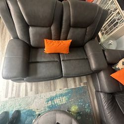 2 Couches (electric Recliner)