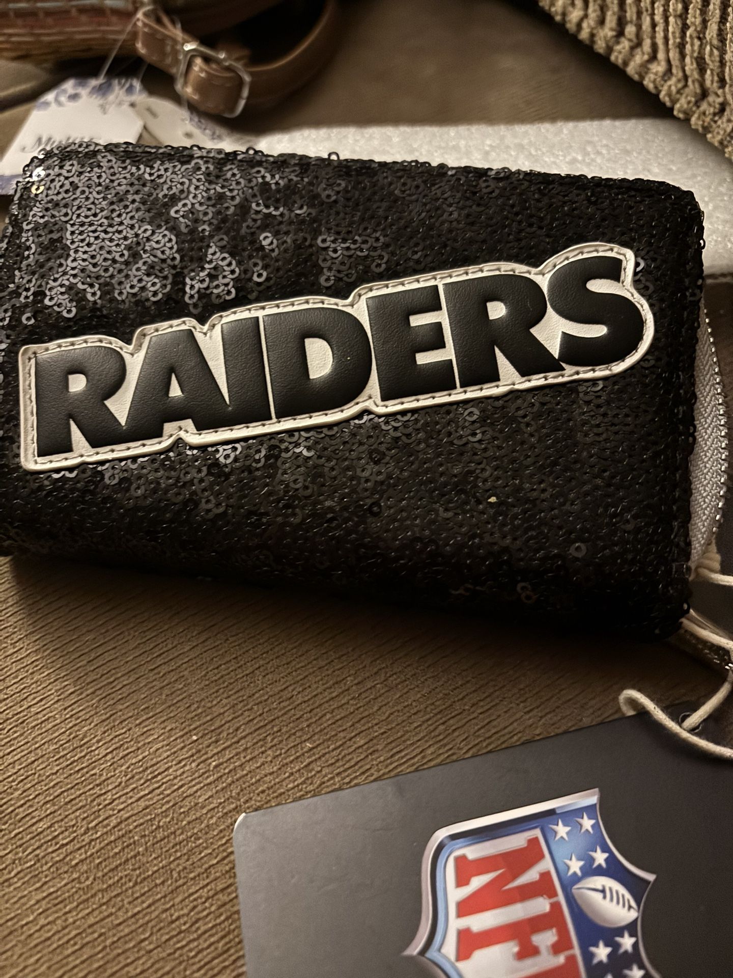 NFL. RAIDERS. LADIES   WALLET  & Brackets 