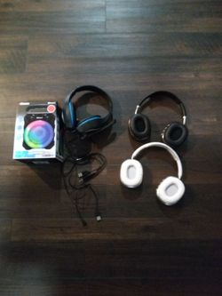 Speaker that lights up 1 gamer set 2 headphones