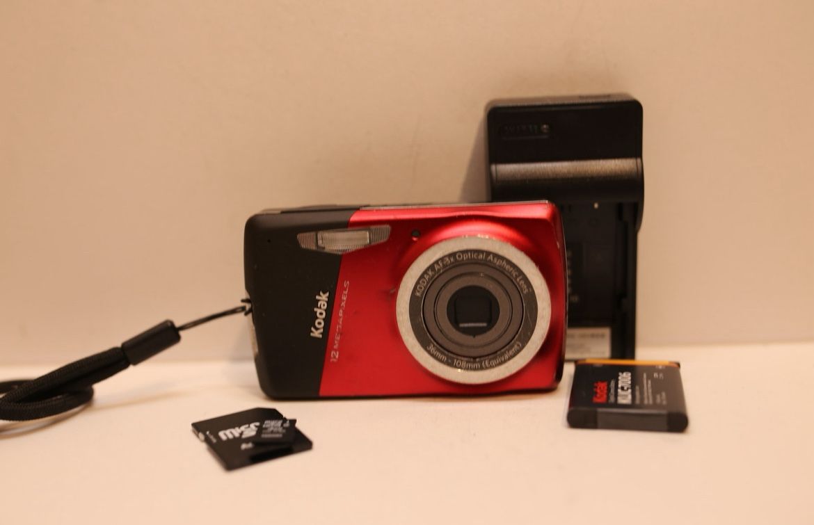 Kodak Easyshare  M530 Red Digital Camera - Tested Works
