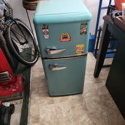 Anypro "Retro Fride" Mini Refrigerator 