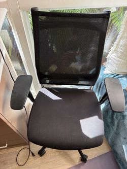 Black Mesh Office Chair with Armrests