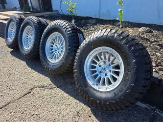 17" FUEL w/ 35x12.50R17  RT
