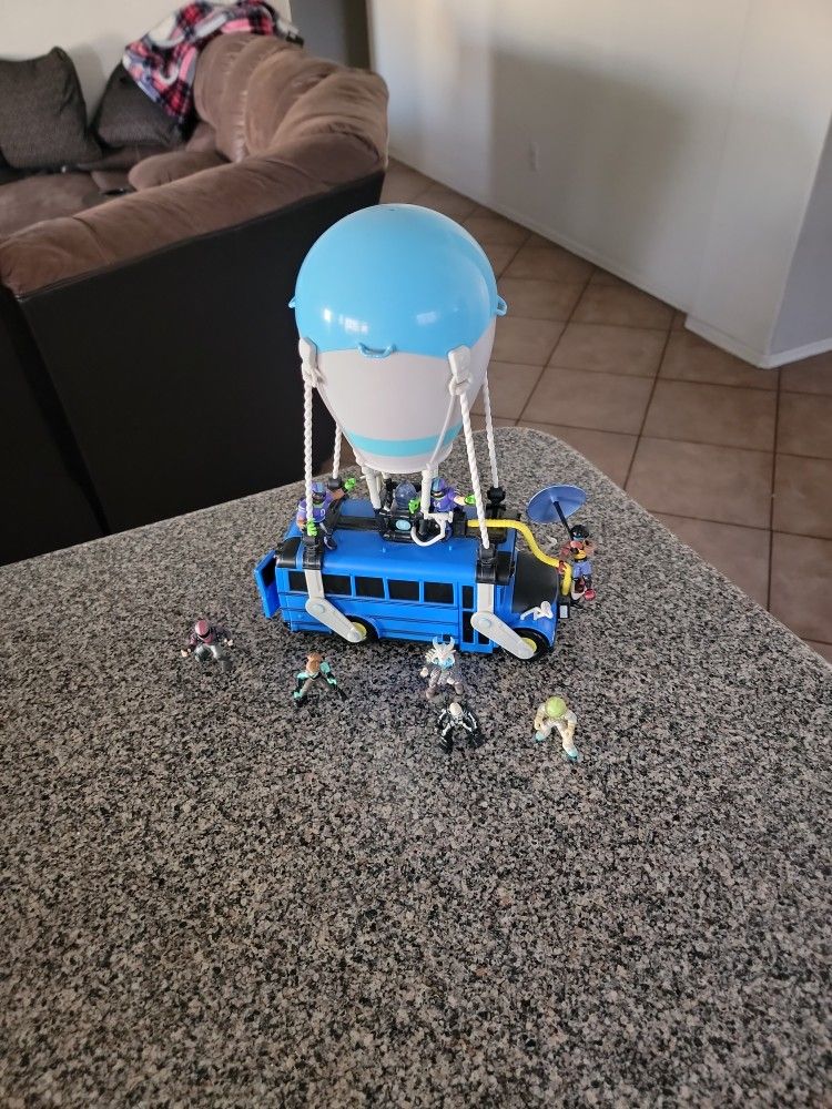 Fortnite Battle Royale Bus