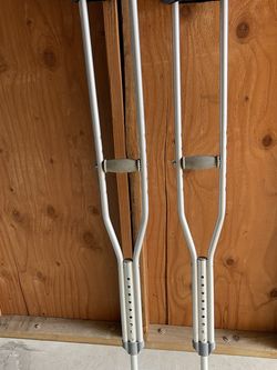 ADULT SIZE CRUTCHES