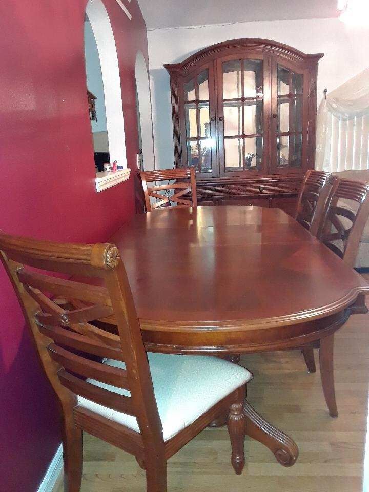 Rooms To Go Dining Table Set for 6 for Sale in Orlando, FL - OfferUp