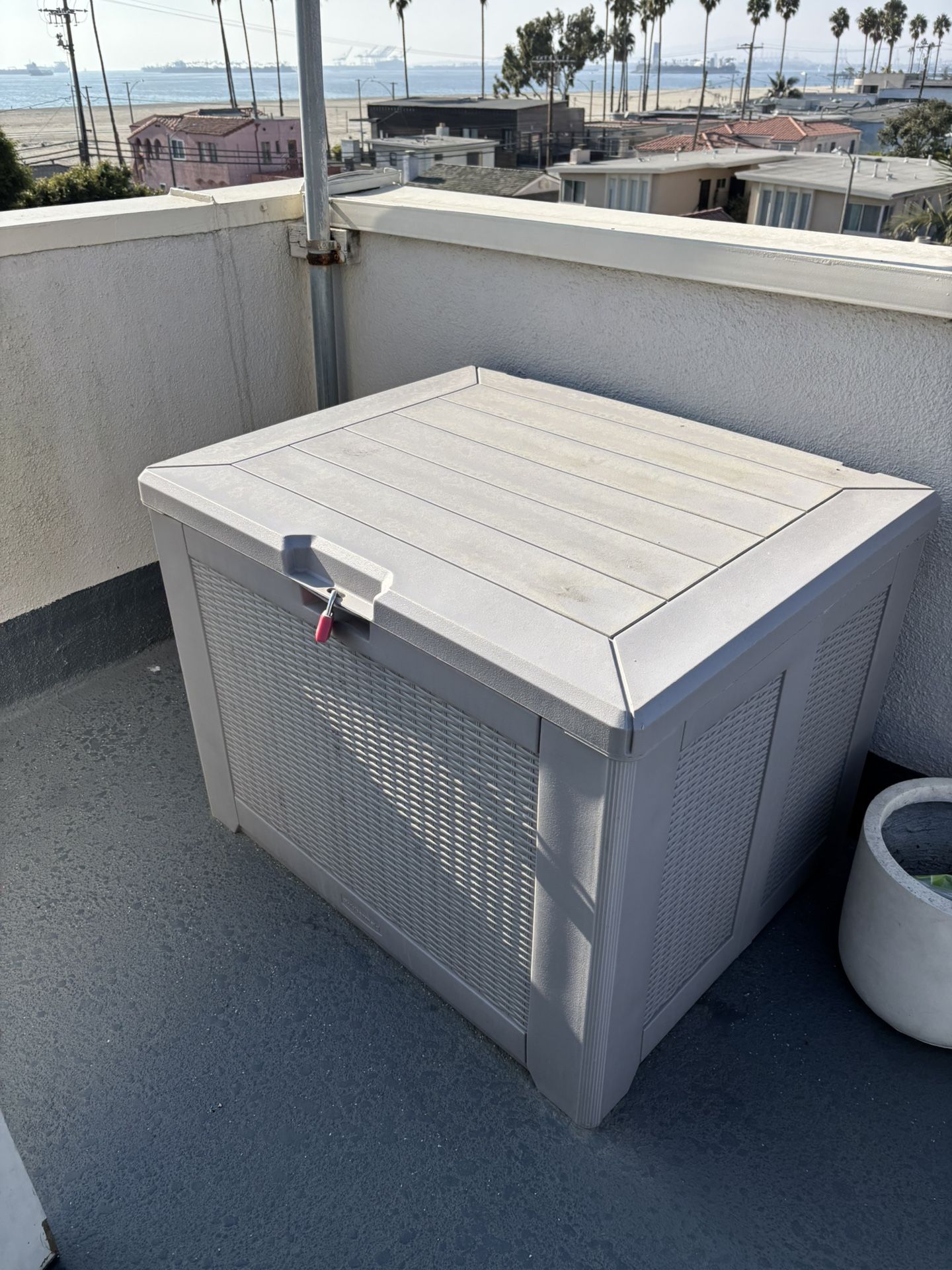 Medium/large Rubbermaid Storage Container 