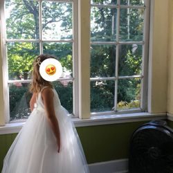 Flower girl, wedding dress