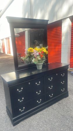 Solid wood black long dresser with mirror. Drawers sllidyn smooth
