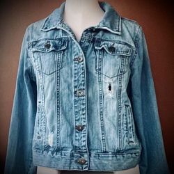Mudd Women's Jeans Jacket 
Size L
Front:100% Cotton
Back: 79% Cotton, 20% Polyester, 
1% Spandex.
Excellent Condition!