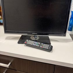 22" SAMSUNG 1080P TV WITH ROKU STREAMING STICK AND REMOTES $100 FINAL PRICE 