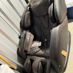 I sell this massage chair Osaki  and very good condition 