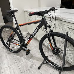 Trek Marlin 29er MTB Size LARGE 3x7 Speed
