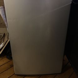 Fridgaire Mini Fridge