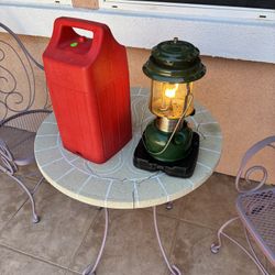 Coleman gas lantern with carrying case