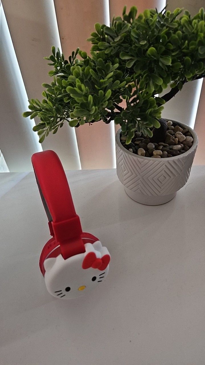 Red Hello Kitty Bluethooth Headphones With USB Connector.