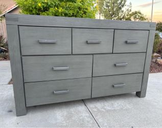Gray Solid Wood 7 Drawer Modern Dresser Chest of Drawers Furniture Great Condition