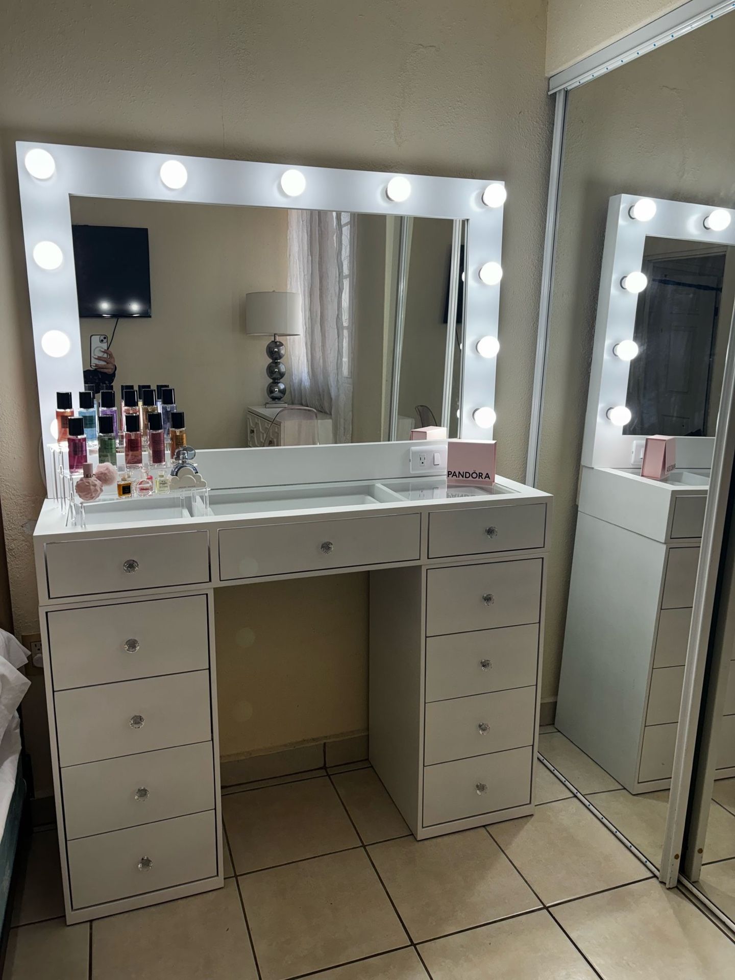 MAKEUP Vanity