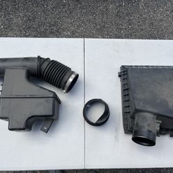 Toyota Tacoma Air Intake System Upper Cover w/ Duct for 3.5L V-6 OEM (2016-2023)