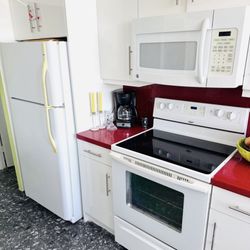 Microwave, refrigerator, oven and cooktop, kitchen, appliance set! Perfect condition!