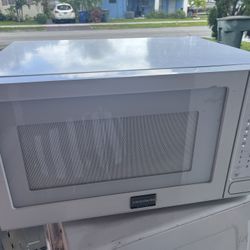 Frigidaire Gallery Microwave 1200W – Works Great