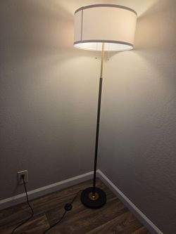 Floor Lamp with 2 lights - like new