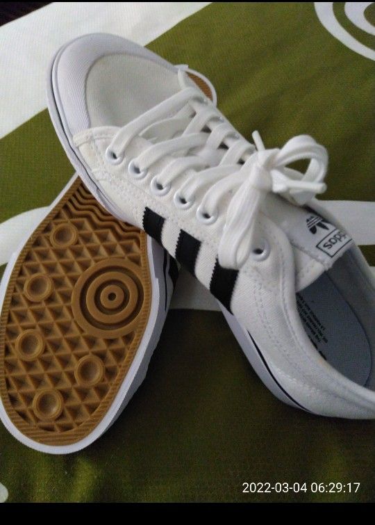 Women's Size 10/ Men's Size 9 Adidas