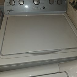 Large capacity whirlpool washer with removable agitator