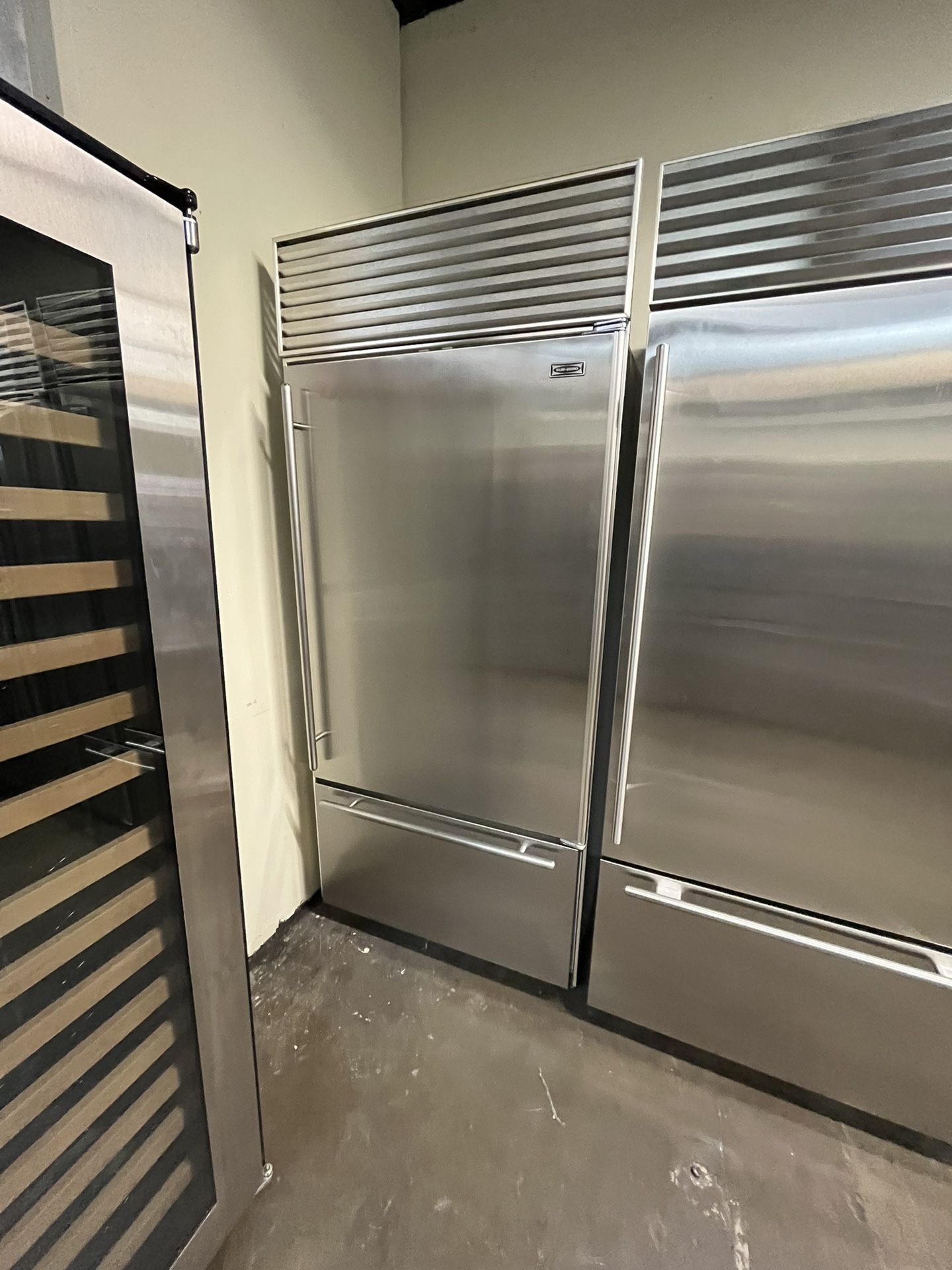 SUBZERO STAINLESS STEEL FRIDGE