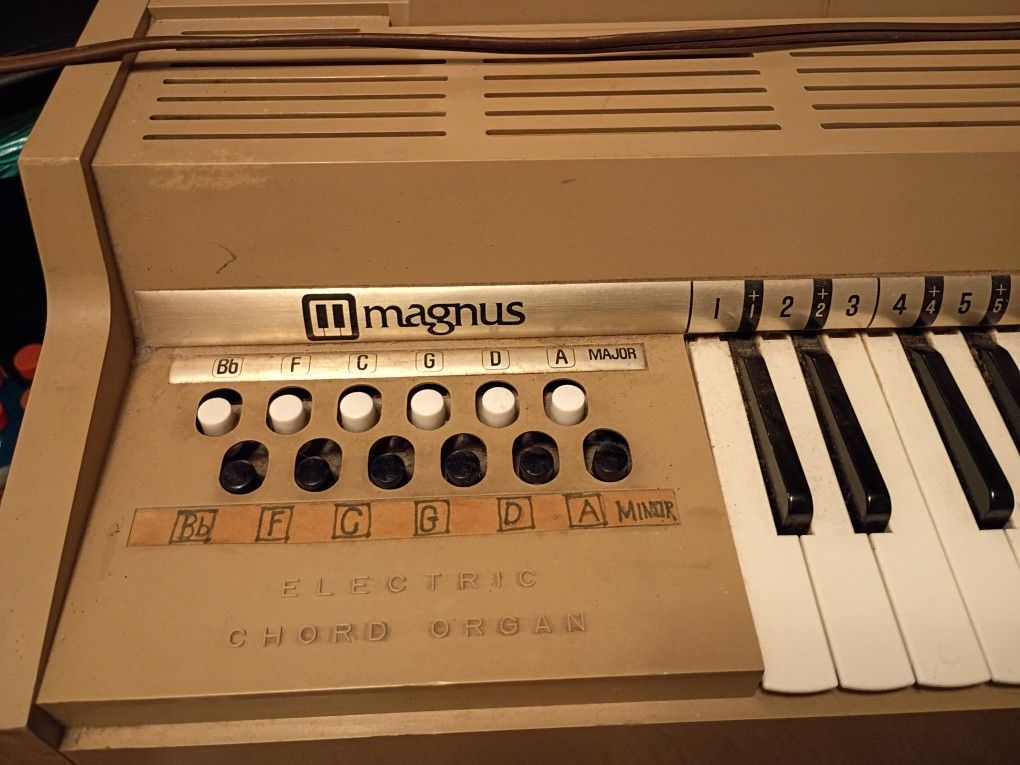 Magnus Electric Floor Organ / Like New 1969 Edition 