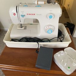 Singer Sewing Machine With Carrying Case