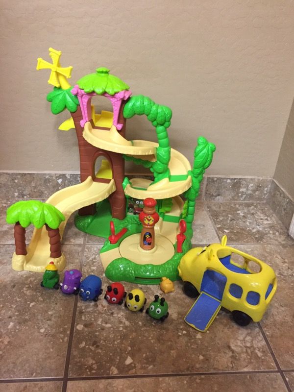 Disneys jungle junction roadway Playset and hippobus