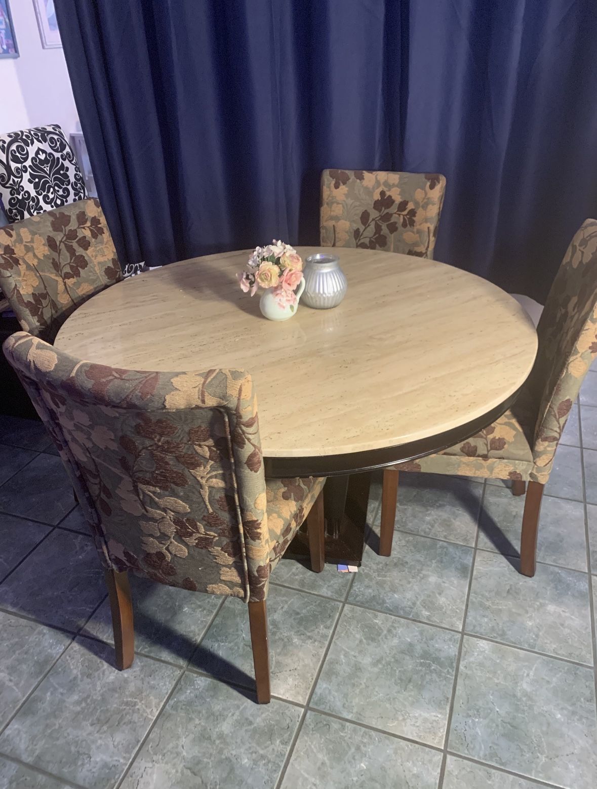 Round Dining Table With Chairs