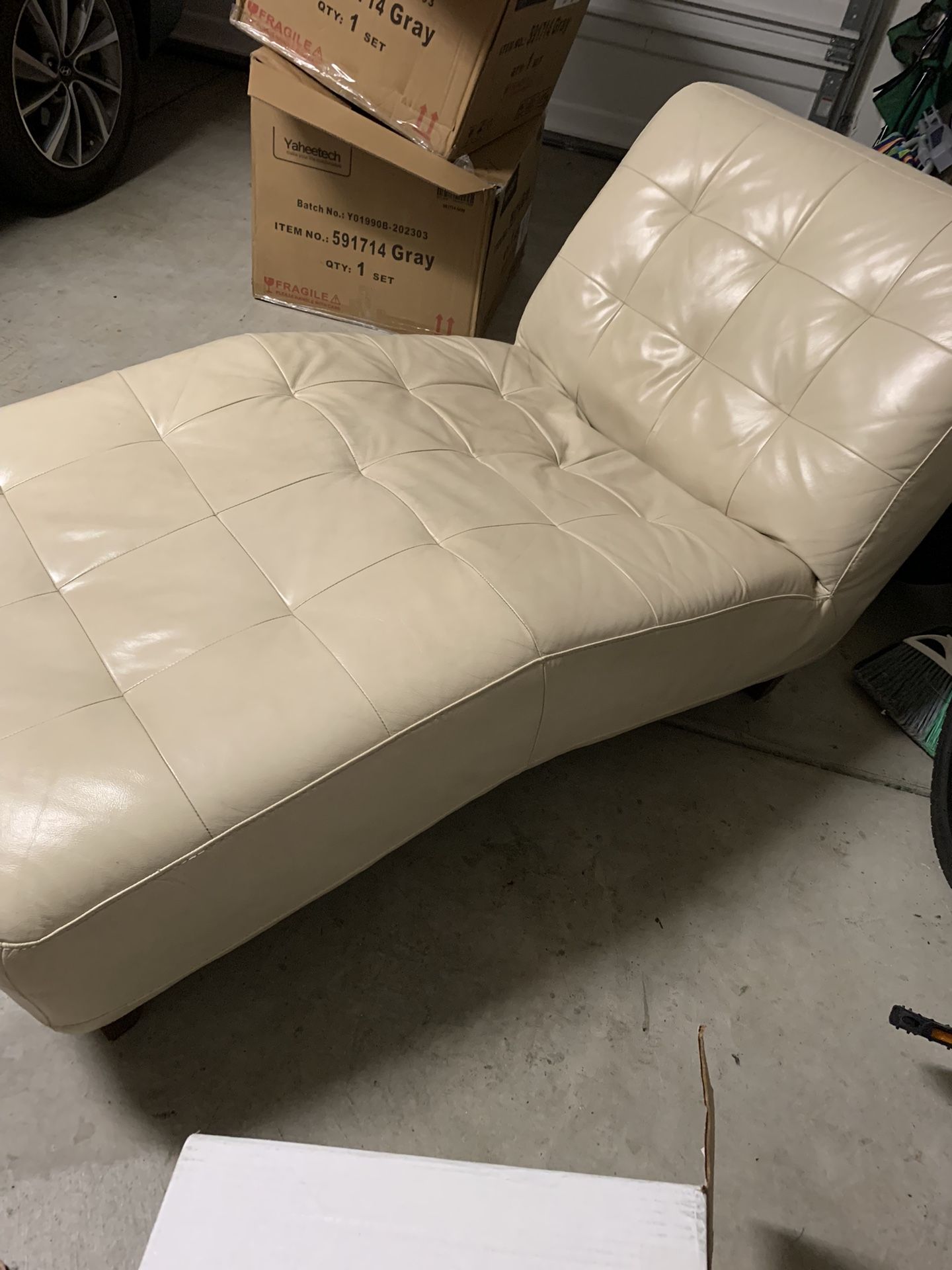Raymour & Flanigan daybed / Sofa (chateau d'ax leather)