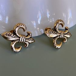 Vtg Fleur di Lis Etched Goldtone Earrings