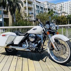 2014 Harley Davidson Road King Ex Police Big 21 In Front Custom Paint **Yes Financing **