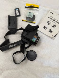 Nikon COOLPIX 5700 Digital Camera + Owners Manual PLUS BATTERY AND  CHARGER AND NIKON STRAP. Tested works excellent condition..