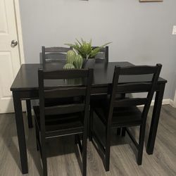 Mesa Color Negro Con 4 Cillas 