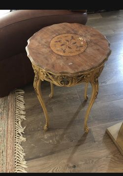 vintage table, very pretty 