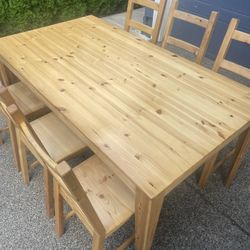 Solid Wood Dinning Set table with 6 chairs in Great condition  W63 in, H 30 in D: 35 in