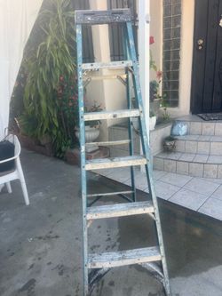Escalera de seis pies de fibra de vidrio perfectas, condiciones