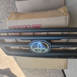 Toyota Tacoma Grill 2015-23