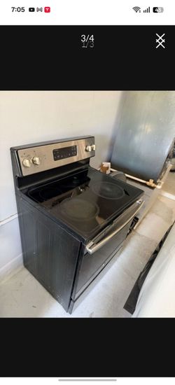 GE 30” Free Standing Electric Range AS-IS Small Cracked CooktopGlass Fully Functional ! Pickup Only !!