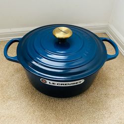 Le Creuset new  #26 5.5-Qt Dutch Oven Rare navy blue Indigo