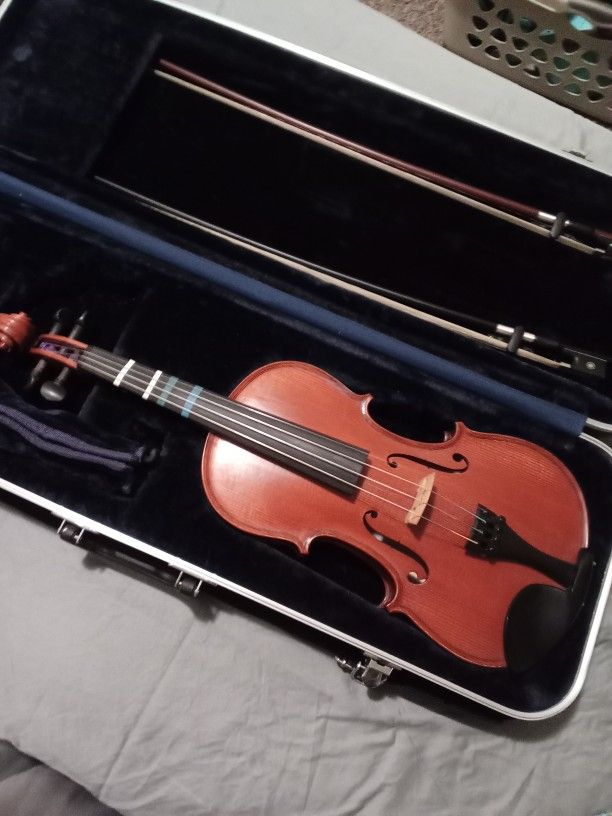 Violin- Cremona 4/4- Dominant Strings-Blue Velvet Lined Hard Case + 2 Bows+Shoulder Rest