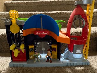 Imaginext Disney Toy Story Pizza Planet Playset with Buzz & Woody Figures.