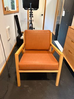 Mid-Century Wood Accent Chair – Cognac Faux Leather